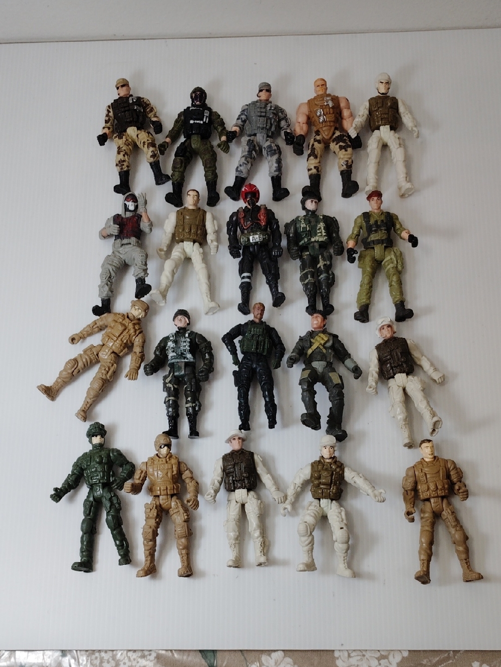 20 Military Action Figures Set - Assorted Green, Tan, White, Black And Weapons